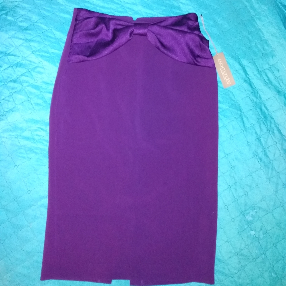 Eva Mendes skirt with bow in the front.